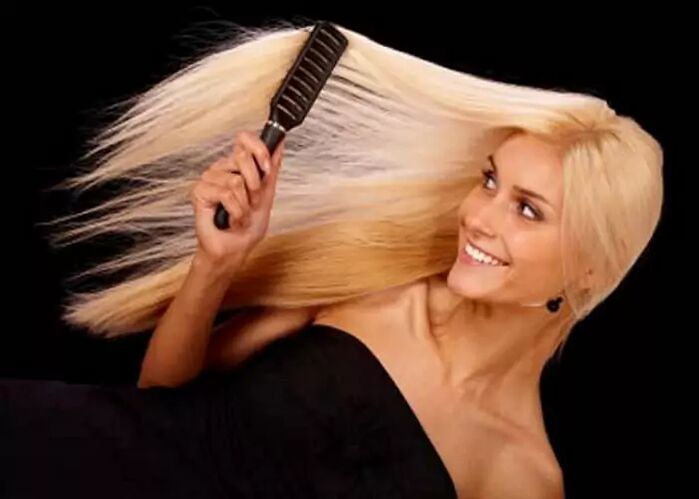 Mädchen kämmt ihr Haar